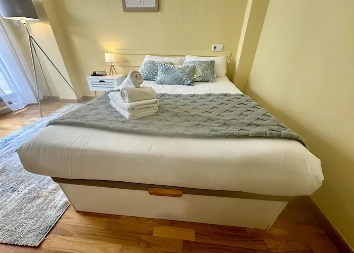 Apt Centro con Terracita Rua Cuba ツ Rias Baixas Rentals * Vigo